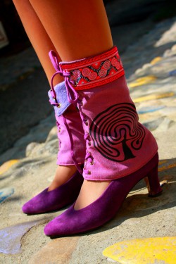 Mini guêtres à lacets mauve sérigraphiées motif Hopi